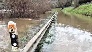 Überflutete Uferstraße an der Mosel - Wasserstände steigen wieder