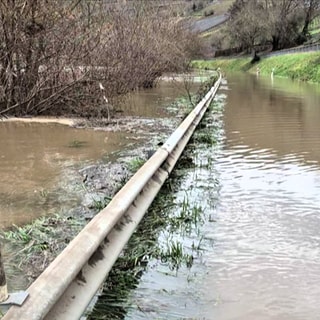 Überflutete Uferstraße an der Mosel - Wasserstände steigen wieder