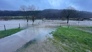 Wegen des steigenden Mosel-Hochwassers sind erste Straßen gesperrt.