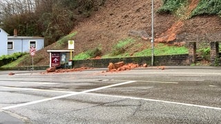 Auf der B51 in Höhe der Kaiser-Wilhelm-Brücke in Trier besteht in beiden Richtungen Gefahr durch einen Erdrutsch.