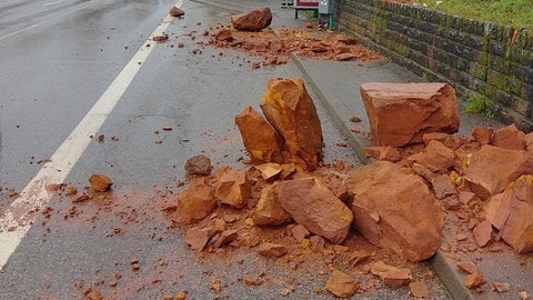 Der Fels löste sich an der Kaiser-Wilhelm-Brücke in Richtung Trier-West auf Höhe der Bushaltestelle "Bitburger Straße".