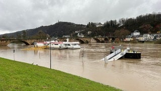 Hochwasser am Zurlaubener Ufer in Trier: An den Pegeln der Mosel und ihrer Nebenflüsse wird das Wasser wegen des Regens noch stark ansteigen.