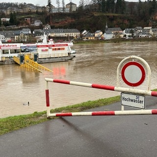 Die Hochwasser-Lage an der Mosel entspannt sich: Am Pegel Trier war der Scheitel in der Nacht auf Freitag erreicht worden und geht seitdem langsam zurück.