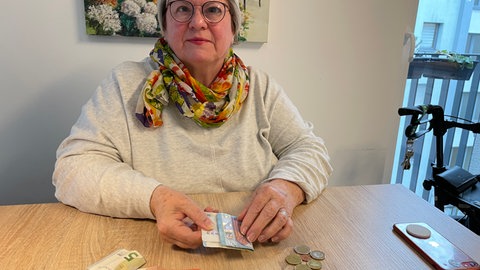 Für Menschen wie Marion mit einer starken Sehbeeinträchtigung sind neuartige EC-Karten-Bezahlterminals ohne Tastatur eine Barriere. Sie muss dann auf Bargeld ausweichen.