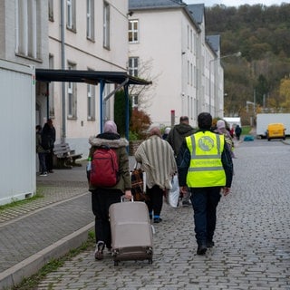 Geflüchtete kommen in der Erstaufnahmeeinrichtung in Trier an