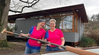 Marion Hoffmann (links) hat die Gruppe Pink Paddler 2012 in Trier gegründet. Anja Klose (rechts) ist seit zehn Jahren dabei. Beide Frauen waren an Brustkrebs erkrankt. 