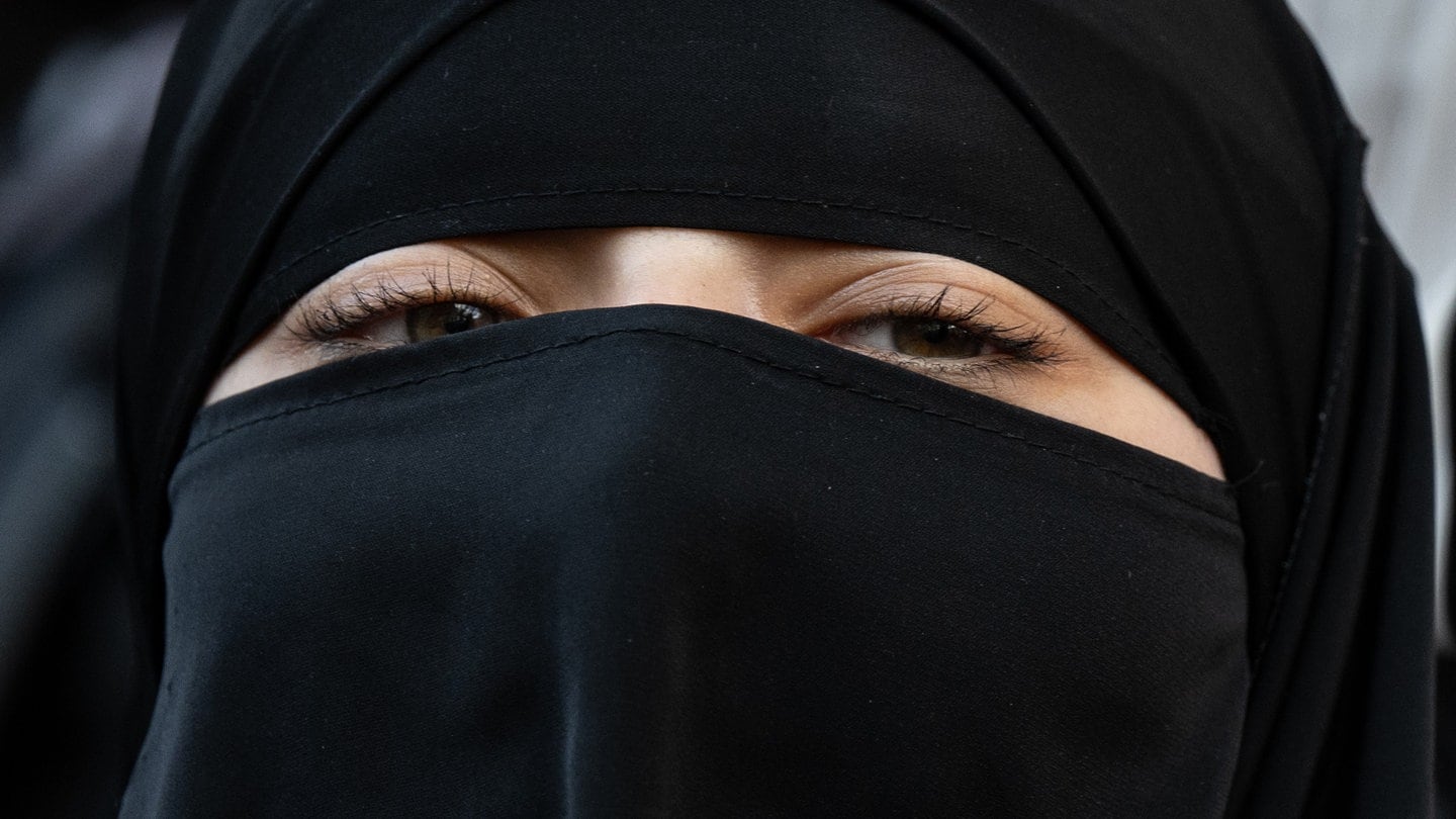 Frau mit Gesichtsschleier (Symbolbild) - In Trier klagt eine Frau, die ihren Schleier auch beim Autofahren tragen will.