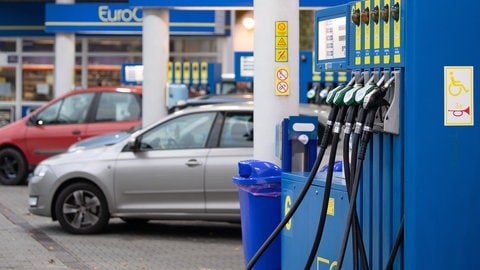 Die Polizei in Luxemburg warnt vor Betrügern an Tankstellen. 