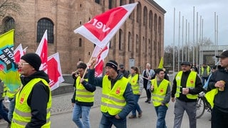 Streik im Öffentlichen Dienst - hier demonstrieren Mitarbeiter aus der Region Trier.