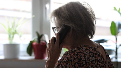 Symbolbild: Frau aus Bitburg wird mit Hilfe eines Schockanrufs um fast 100.000 Euro betrogen.