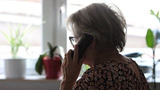 Symbolbild: Frau aus Bitburg wird mit Hilfe eines Schockanrufs um fast 100.000 Euro betrogen.