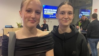 Jolina Valentin und Zoe Golinski haben dabei geholfen, Kinder aus einem verunglückten Bus zu retten. Dafür hat die Trierer Polizei sie jetzt mit einer Urkunde ausgezeichnet. 