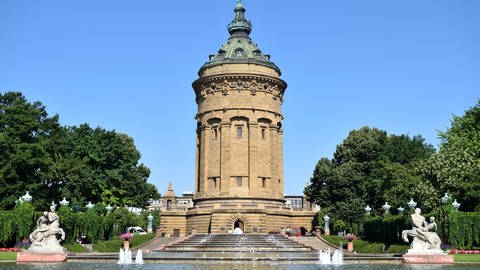 Blick auf die Brunnenanlage und den Wasserturm in Mannheim.