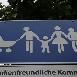 Ein Schild im Stadtzentrum weist auf eine familienfreundliche Kommune hin.