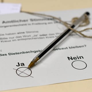 Stift auf Stimmzettel zum Bürgerentscheid in Dietenbach 