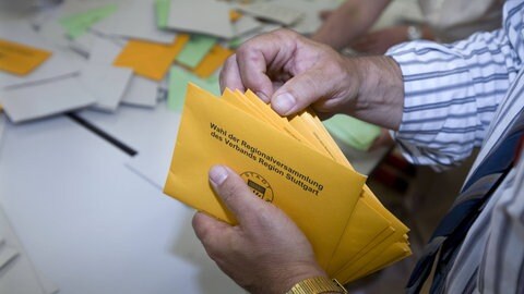 Auszählung der Wahlstimmen zur Regionalversammlung.