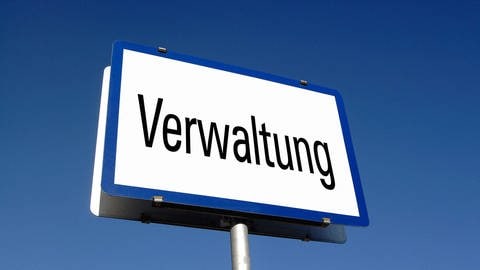 Ein Schild mit dem Schriftzug "Verwaltung"