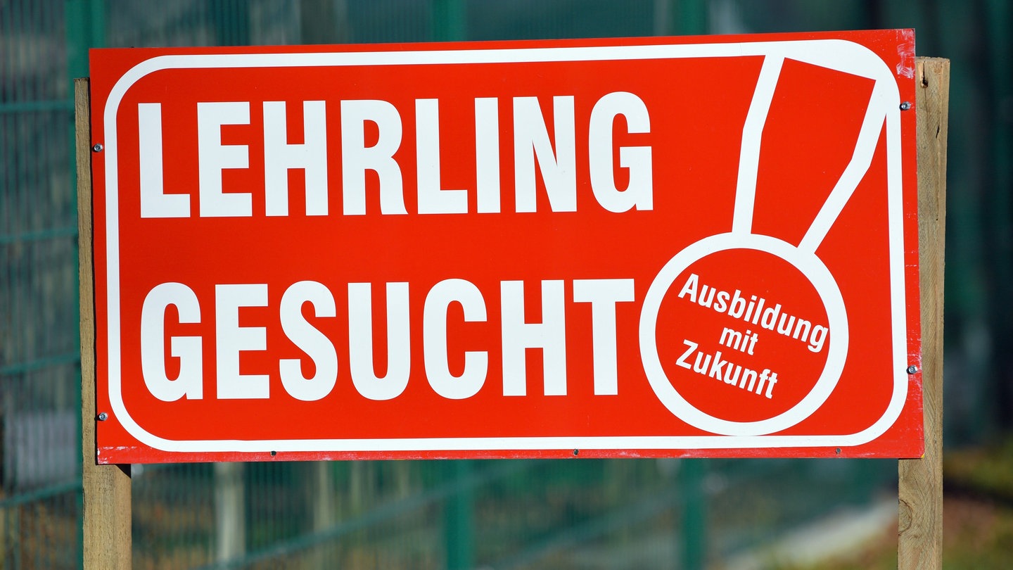 Aushang mit der Aufschrift „Lehrling gesucht“