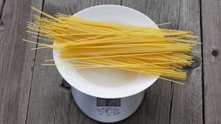 Spaghetti auf einer Küchenwaage