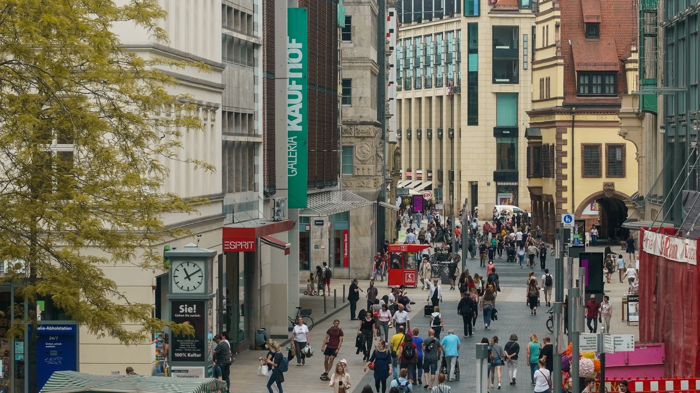 Menschen gehen durch eine Fußgängerzone in der Innenstadt. Gutes Wetter und die Lockerungen im Bereich des Einzelhandels sowie der Gastronomie zogen die Menschen in die Innenstad