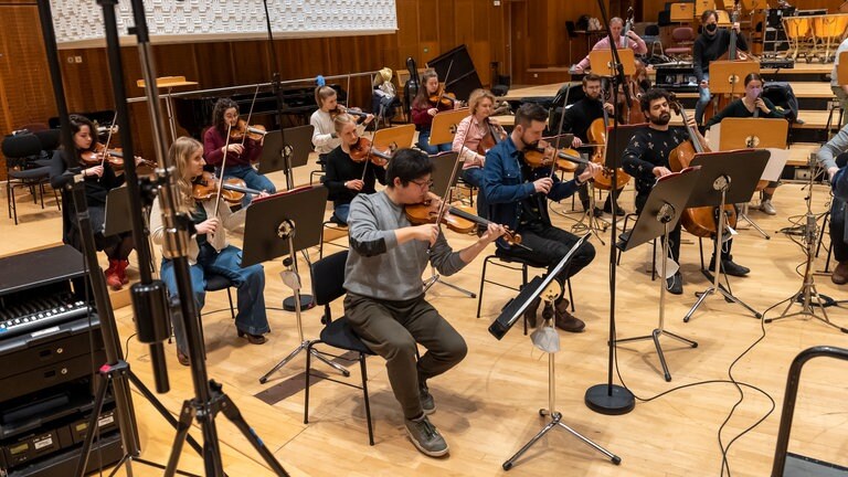 Produktion Tavener Cellokonzert „The protecting veil” mit Lionel Martin, Stuttgarter Kammerorchester und Dirigentin Corinna Niemeyer