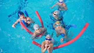 Kinder lernen schwimmen