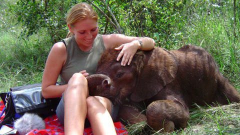 Kognitionsbiologin Angela Stöger mit einem Elefantenbaby 