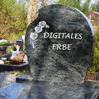 Symbolbild: Grabstein mit der deutschen Inschrift Digitales Erbe