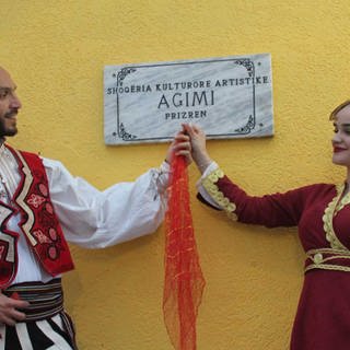 Die Tänzer Mia Krasniqi and Abdo Shuki im Albanischen Kulturzentrum Prizren Kosovo 