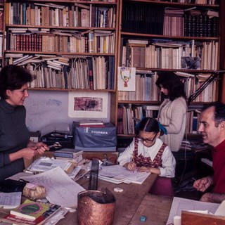 Luigi Nono in seinem Haus in der Bibliothek im Jahr 1972