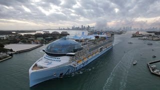 Die Icon of the Seas, das größte Kreuzfahrtschiff der Welt, verlässt den Hafen von Miami zu seiner ersten öffentlichen Kreuzfahrt, vorbei an Fisher Island und Miami Beach.