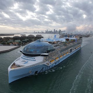 Die Icon of the Seas, das größte Kreuzfahrtschiff der Welt, verlässt den Hafen von Miami zu seiner ersten öffentlichen Kreuzfahrt, vorbei an Fisher Island und Miami Beach.