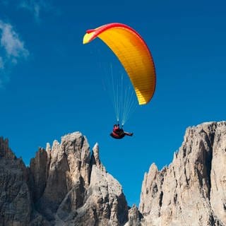 Gleitschirmflieger in Langkofel, Dolomiten, Südtirol, Italien, Europa