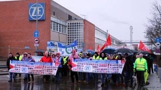 Mitarbeiter des Autozulieferers ZF bei einem Protestmarsch
