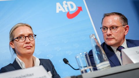 Alice Weidel, Parteivorsitzende und Fraktionsvorsitzende der AfD, und Tino Chrupalla, AfD-Bundesvorsitzender und Fraktionsvorsitzender der AfD, geben eine Pressekonferenz nach der Europawahl.
