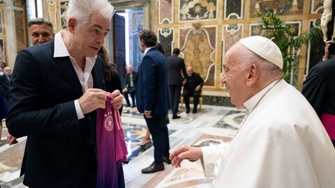 Der Komiker Michael Mittermeier überreicht Papst Franziskus bei einer Audienz ein DFB-Trikot