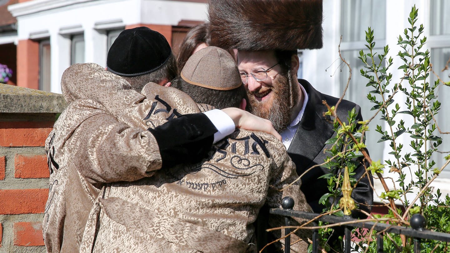 Orthodoxe jüdische Männer nehmen am jährlichen Purimfest teil.