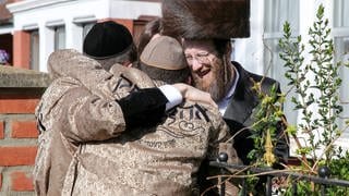 Orthodoxe jüdische Männer nehmen am jährlichen Purimfest teil. 