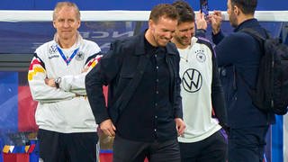 Hans-Dieter Hermann, Psychologe des DFB-Teams, links neben DFB-Coach Julian Nagelsmann