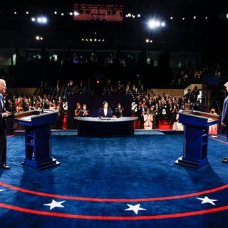 Donald Trump (r), Präsident der USA, und Joe Biden (l), Präsidentschaftskandidat der Demokraten, beim letzten TV-Duell 2020.