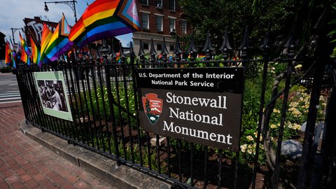 Ein Schild des National Park Service markiert das Stonewall National Monument vor dem Stonewall Inn. Das Gebäude wird als neues Besucherzentrum für das Stonewall National Monument eröffnet, dem Jahrestag der Rebellion von 1969, die das LGBTQ+-Leben in den Vereinigten Staaten neu gestaltet hat.
