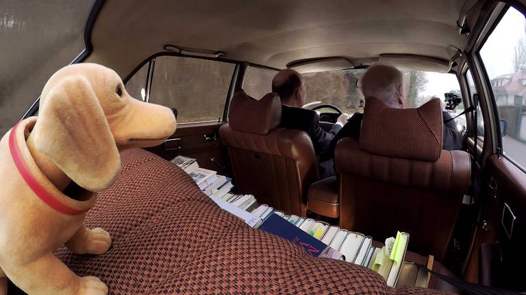 Dreharbeiten zu „Mein Diesseits“: Ein Auto, Autor, ein Literaturkritiker als Fahrer und Fragender, ein Gesamtwerk auf dem Rücksitz und ein stiller Beobachter.