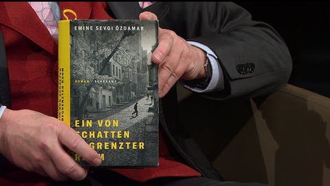 Buch von Emine Sevgi Özdamar "Ein von Schatten begrenzter Raum".
