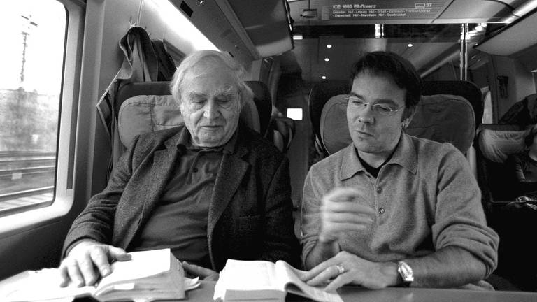 Martin Walser zusammen mit Autor und Regisseur Frank Hertweck beim Dreh des Dokumentarfilms  „Martin Walser – Eine Deutschlandreise“ 20012002. Anlaß: Der 75. Geburtstag am 24. März 2002.
