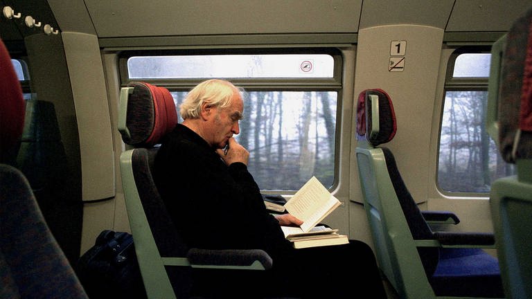 Ein Leben im Zug. Martin Walser auf seiner „never ending Lesetour“. Dienst am Buch nennt man das. 