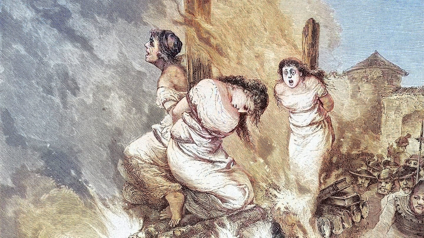Hexenverbrennung im Mittelalter, drei Frauen auf dem brennenden Scheiterhaufen, historischer Stich von 1883