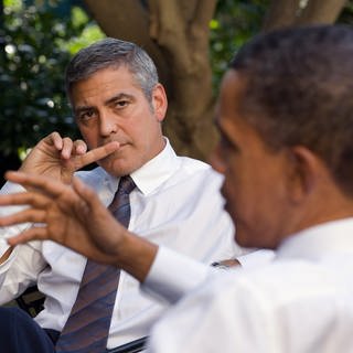 George Clooney 2010 im Gespräch mit dem damaligen Präsidenten Barack Obama.