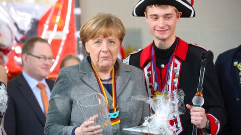 Angela Merkel, Bundeskanzlerin (CDU), beim Empfang des Bundes Deutscher Karneval und Abordnungen mit Prinzenpaaren aus den Bundeslaendern im Bundeskanzleramt in Berlin.