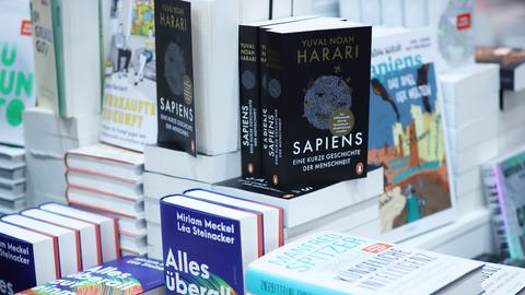 "Sapiens" von Yuval Harari auf einem Bücherstapel