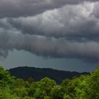 Aufziehende Gewitterfront mit dunklen Wolken